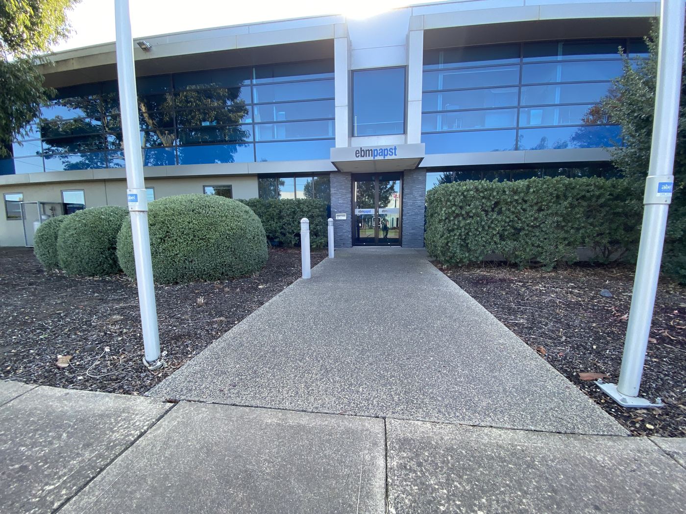 Office frontage hedges & garden beds, trimmed and mulched | EcoScape Gardens