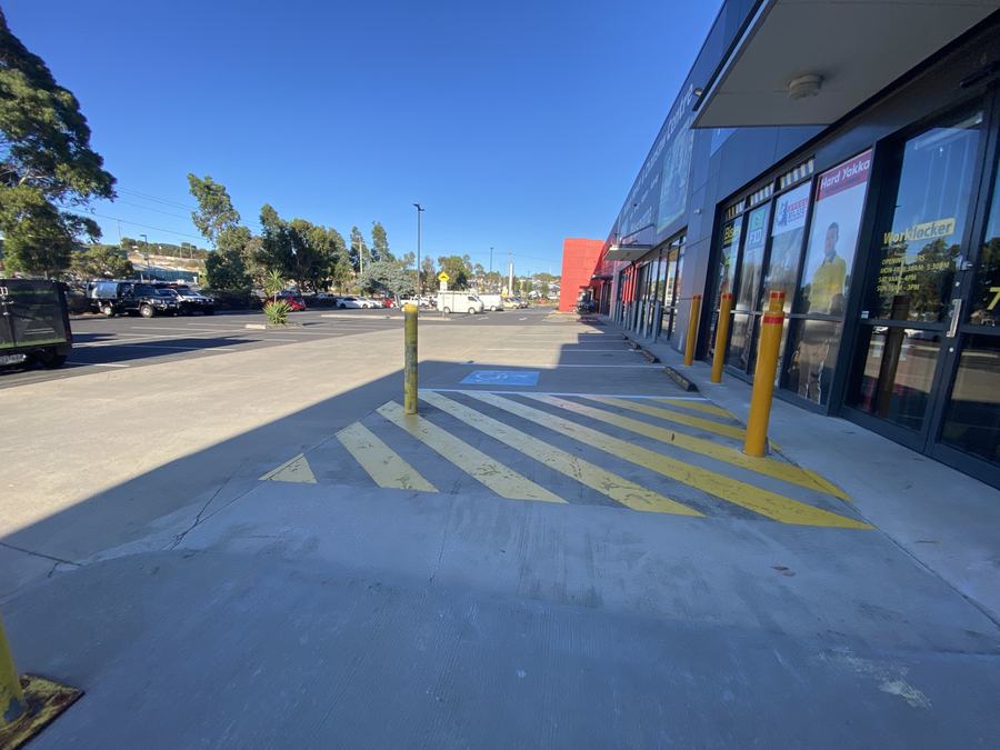 Retail entrance kept clear — Regular scheduled blowing | EcoScape Gardens