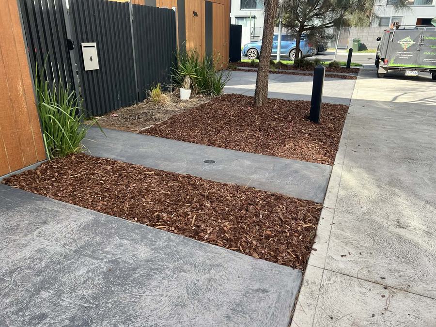 Mulched garden strips — Commercial entry | EcoScape Gardens